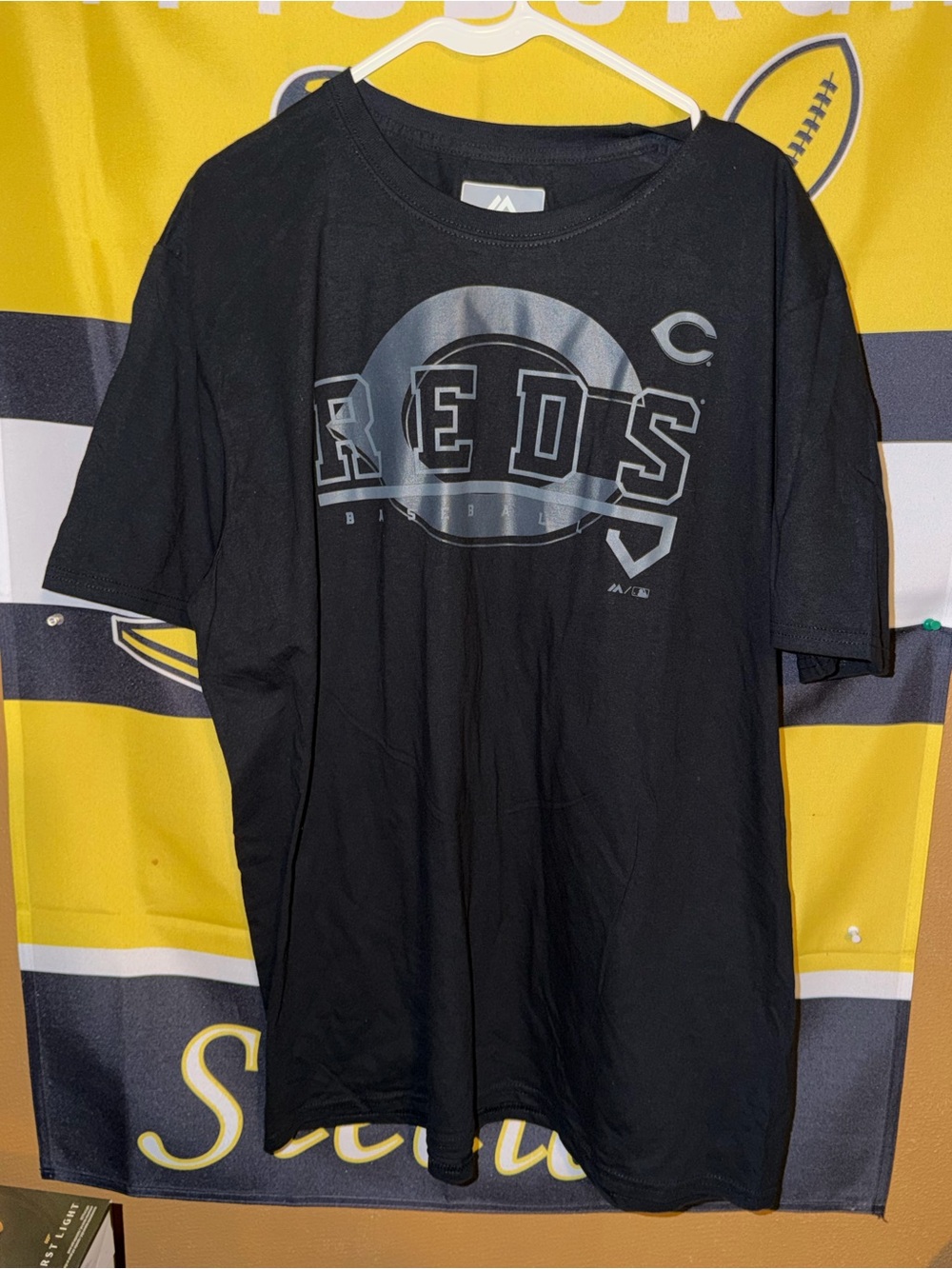 Majestic MLB Baseball Cincinnati Reds Graphic T Shirt Men’s Size XL New No Tags.